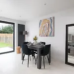 Cosy 2Br Bungalow + Parking
