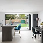 Cosy 2Br Bungalow + Parking